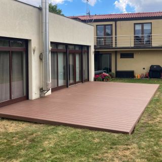 ✨ Realizace terasových prken Forest Plus – Palisander ✨ Elegantní tmavý odstín, luxusní vzhled a povrch, který je krásný i...