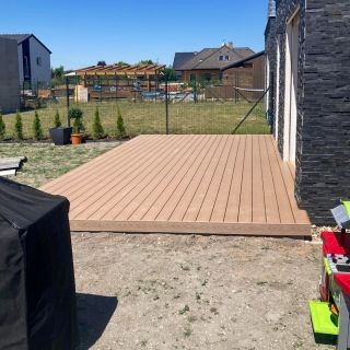 🤩 Realizace terasových prken v odstínu Teak ukazuje, jak jednoduchý design a kvalitní materiál vytvoří prostor, který...