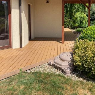 🏠 Terasová prkna Eco Line v odstínu Teak nabízejí odolnost, dlouhou životnost a snadnou péči. Díky své barvě přirozeně...