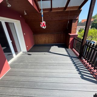 Temná elegance, která přitáhne pozornost. 🌑 Terasová prkna Woodparket Forest v odstínu Eben spojují sílu přírody s...