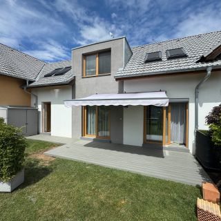 Moderní elegance v přirozeném provedení. 🌤️ Terasová prkna Woodparket Forest v odstínu Inox dodávají každé terase svěží a...