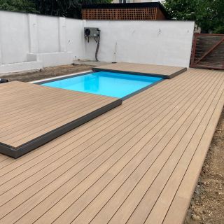 Přírodní elegance, která vydrží. 🌞 Terasová prkna Woodparket Authentic v odstínu Teak promění každý venkovní prostor v...